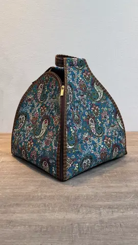 شنط حافظة الطعام… توازن مثالي بين الأناقة والعملية، بجودة الصناعة اليدوية الأصيلة تصميم فاخر متوفر بخمسة أحجام مختلفة: لتناسب كل احتياج من الوجبات اليومية إلى العزائم الكبيرة. تحفظ الحرارة لفترات طويلة – تحافظ على طعامك دافئًا ومرتبًا كأنه للتو خارج من المطبخ. نسيج فاخر بتفاصيل مستوحاة من التراث – لمسة جمال تليق بكل مكان. بطانة داخلية مقاومة للماء – تمنع التسرب وتحافظ على نظافة الحافظة. قابلة للغسيل – سهلة التنظيف، مثالية للاستخدام اليومي. مناسبة لجميع الأوقات: العزائم والمناسبات الرحلات والتنقل أوقات الدوام والمدرسة المنتج اللي يجمع كل شيء: جمال، جودة، وراحة استخدام. اطلبها الآن وخلّ الضيافة تظهر بأجمل صورة. #زون_ون  #ديكور #منزل #ضيافة #تقديمات #ذوق #ديكورات #حدائق #انيق #حافظات #كيك #حلويات #طعام 