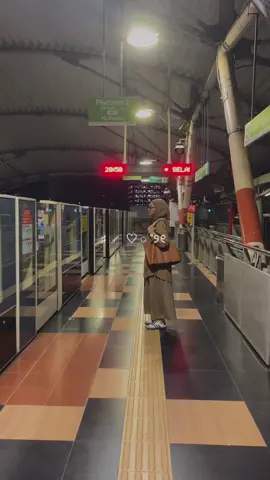 Playing tourist in KL is okay, but makesure you choose the best outfit. And ofcs mine from NAARA CLOTH :) #kualalumpur #outerwearstyles #naaracloth #outfitideas #hijabistyle #thrifting #girlsoutfit #fyp #oversizeddress #fypage #fypシ゚ #fyppppppppppppppppppppp