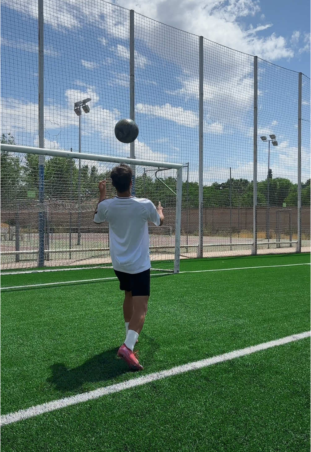 Как бить головой туториал ⚽️🔥 #футболист #футбол #футбольчик #тренд #финт #удар #трюки #футбольныевидео #роналду #мяч 