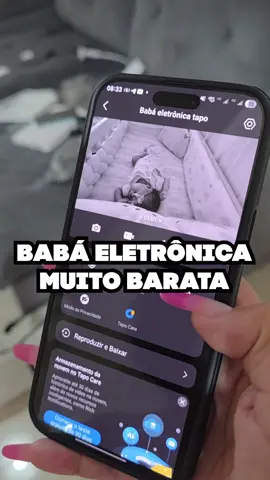 MANDA P/ QUEM QUER VIGIAR A 👶 De longe, a câmera mais versátil que já testei! Ela tem app próprio, funciona conectada ao fio e, no geral, o meu veredito é bem positivo. O acabamento é simples, mas muito justo pelo preço. Não deu tempo de mostrar tudo no vídeo, mas os recursos de inteligência artificial são realmente surpreendentes. No geral, vejo ESTA CÂMERA como uma das melhores opções para quem quer vigiar um bebê ou criança pequena. Se quiser o link, é só pedir! 👇