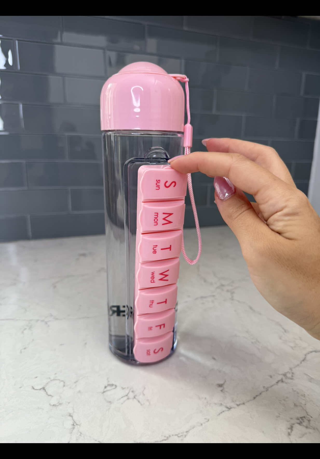 🔗In Bio! Pill Organizar W/ Bottle 💊 #amazonhome #amazongadgets #usefulgadgets #helpfulfinds #helpfulgadgets #pillorganizer #stayorganized #asmraounds #newviralvideo 