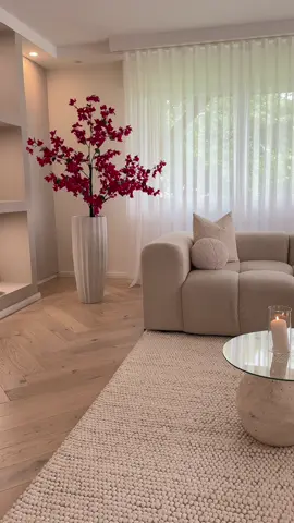 Welcome June – new month, new energy 🌸💗 Meine Couch ist übrigens aus der Comora Kollektion von @Livindahome Ich liebe sie! 😍 Mit meinem Code SMRYNA spart ihr 15% auf eure Bestellung 🫶🏼 #hängeleuchte #Home #schönerwohnen #lovelyinteriors #neutralhome #neutralhomedecor #neutralhomesofinsta #beigehome #beigehomedecor #sofa #couchtisch #livingroom #wohnzimmer #werbungwegenmarkennennung 