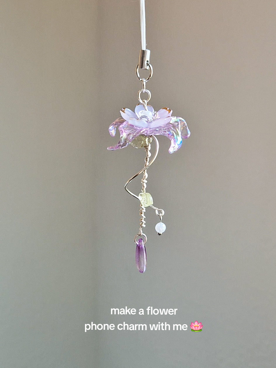 a delicate phone charm 🪷💜 #flowerphonecharm #flowerkeychain #handmadephonecharm #handmadekeychain #flower #handmadejewelry 