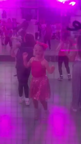 Just a little 5 year old girlie living her dream, dancing with @JoJo Siwa dressed like little Jojo. She has no dance experience at all, but loves singing and dancing to JoJo. The last thing I said to her was just enjoy it baby girl 💖 She was so made up, just enjoying life at @Pineapple Dance ❤️ so proud of her #jojosiwa #dance #livingthedream #pineappledancestudios 