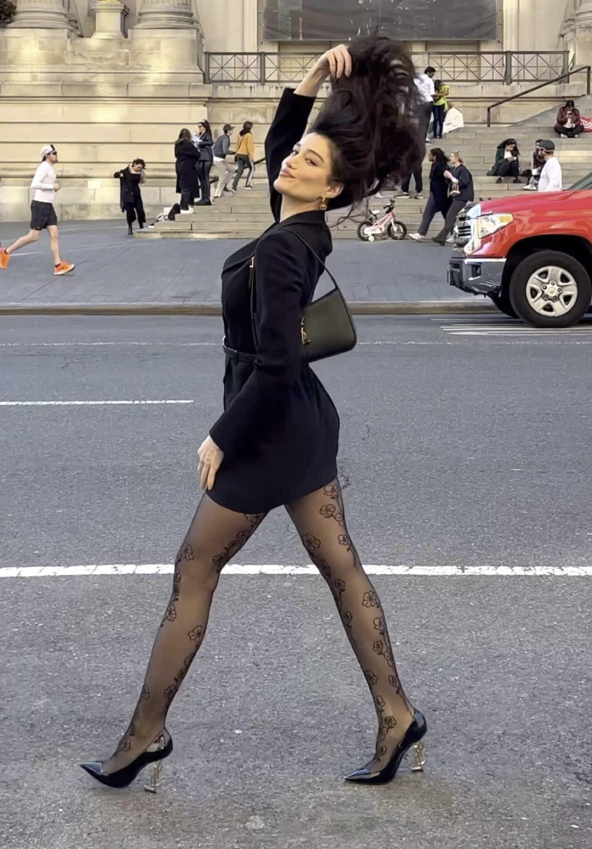 People's reactions to elegance and confidence #classystyle #walkingdownthestreet #newyork #peoplesreactions #reactionvideo #romance #reactions #foryoupage #alleyesonme #SuperModel #viralvideo 