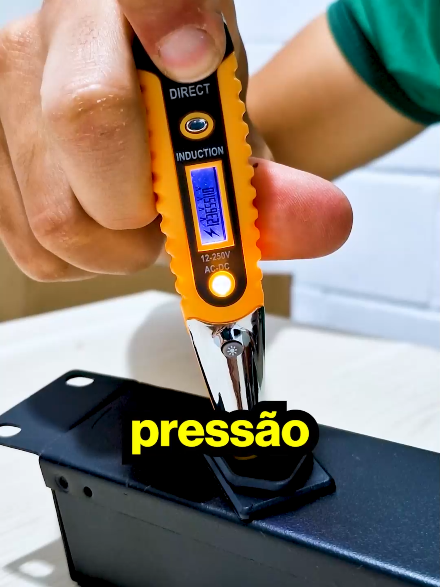 Ferramentas que TODO eletricista precisa ter! Com esse KIT Testador Digital + Caneta Detectora, você trabalha com mais segurança, precisão e agilidade em instalações e manutenções elétricas. ⠀ Identifique tensão e corrente sem contato direto Ideal para tomadas, fios, quadros de energia e circuitos Encontre falhas, curtos e mau contato em segundos Compacto, leve e fácil de carregar no bolso ⠀ Perfeito para uso profissional ou doméstico. Chega de correr riscos! Com esse kit, você testa antes de tocar. ⠀ Mais eficiência. Mais segurança. Mais confiança no seu trabalho. ⠀ #ferramentas #eletricidade #eletricista #segurança #testador #trabalhoseguro #elétrica #trabalho #instalação #tecnologia #gadgets #exbom #ferramentaparaeletricista #testadora #testador #unicaserv #eletric #eletricistas