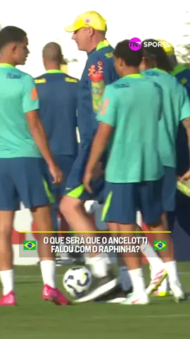 RIVAIS NO REAL X BARÇA E AGORA JUNTOS NA SELEÇÃO! 🤝🇧🇷 Raphinha e Ancelotti conversaram durante o treino da #SeleçãoBrasileira! Qual será que foi o papo ali? 🤨 #Raphinha #Ancelotti #RealMadrid #Barcelona
