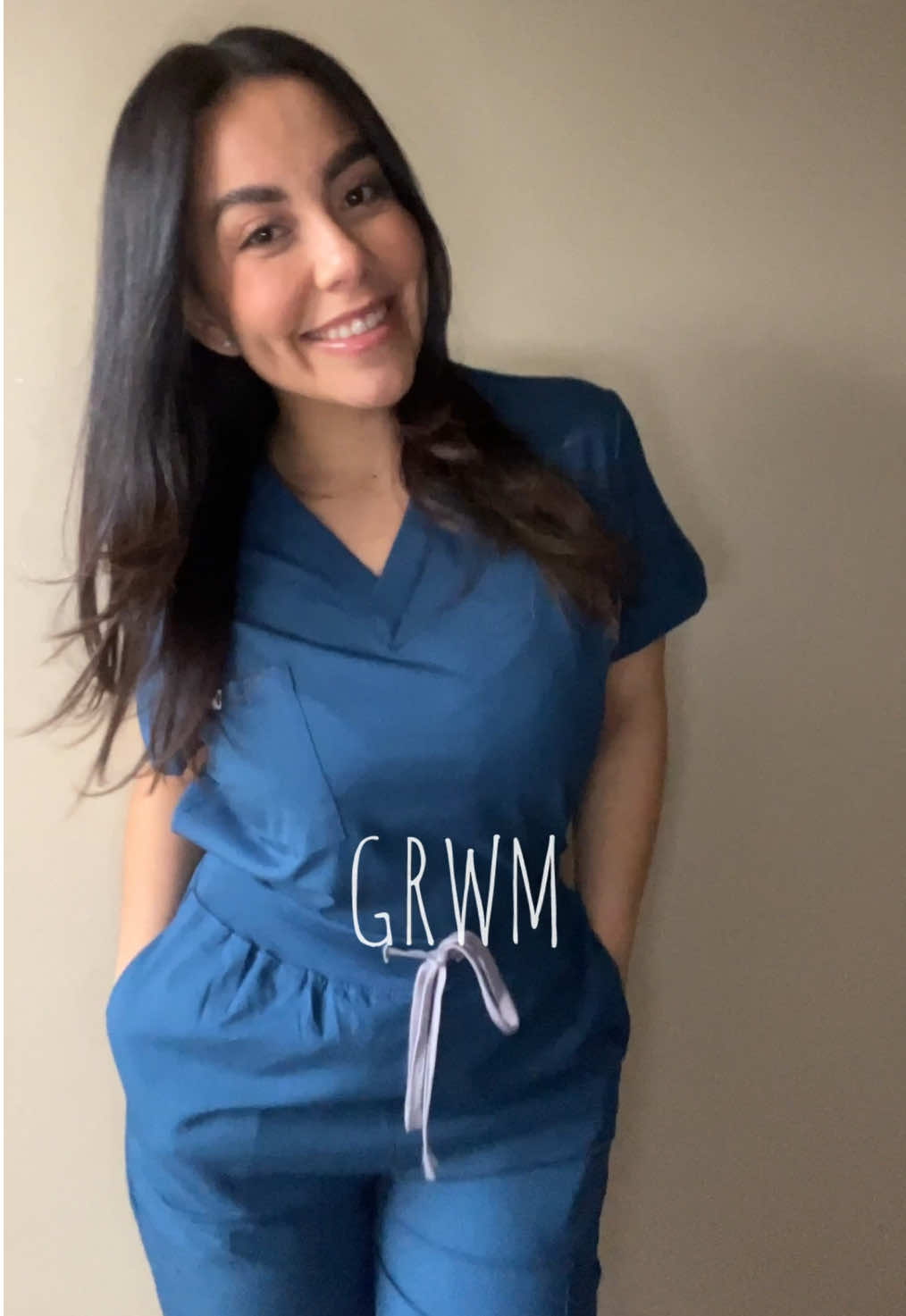 Nada mejor que una noche de trabajo luciendo de lo mejor 💙🤭 #fyp #scrubs #uniformesmedicos #azul #tiktokshop @Jelrisofit MX 