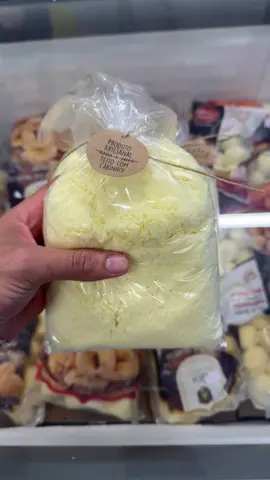 Queijo parmesão ralado! 🧀🧀 Temos opção de rala fina, média e grossa! Esse do vídeo é rala fina!  Enviamos para todo Brasil! 🇧🇷 #queijo #parmesao #ralado #envio 