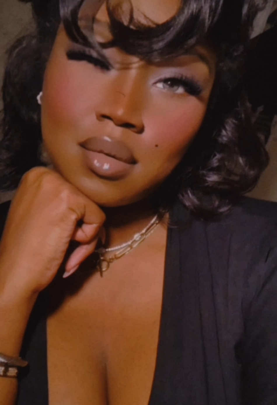 90’s inspired full glam makeup application.. M.A.C lipsticks & Lipglass will always be the holy grail for best lip combos #fypmakeup #90smakeup #fullglam #makeupartistnewyork 