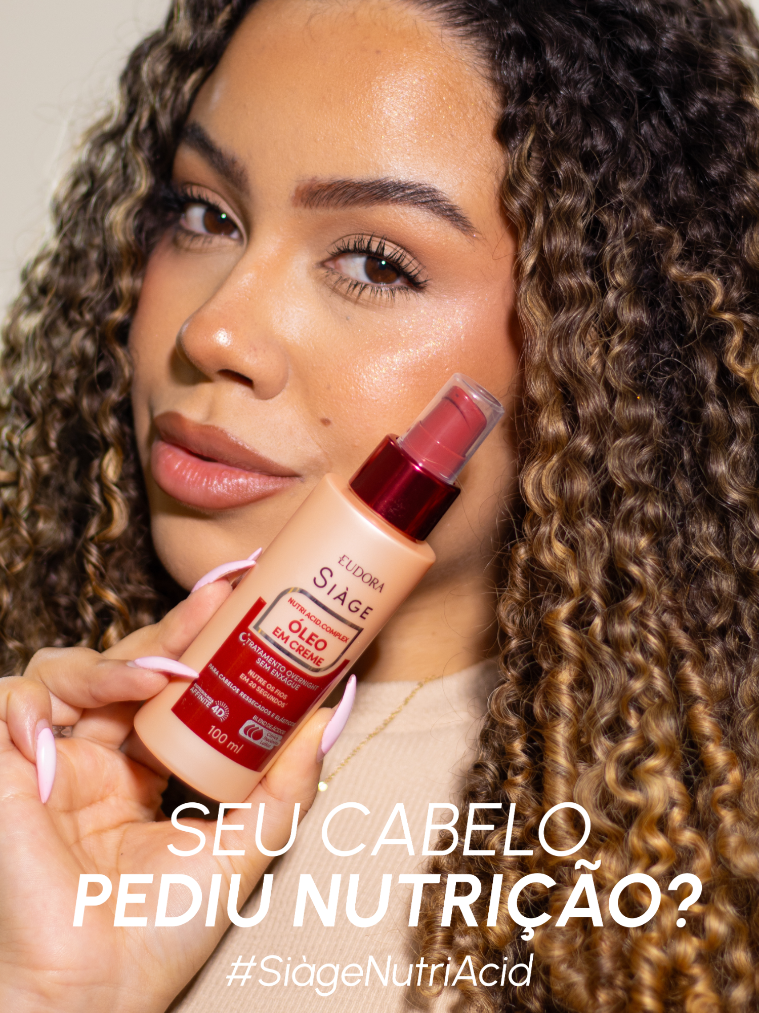 20 segundos e um resultado que fala por si: fios ultra nutridos, com brilho, maciez e zero frizz, com uma fragrância incrível! Tudo isso graças ao poder do Nutri Acid Complex, com blend de ácidos e óleos que tratam até as camadas mais profundas. Corre para garantir o seu, porque quem usa... não quer emprestar. #EudoraSiage #SiageNutriAcid @adanisoarez