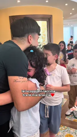 LEGGETE —> Farò di tutto per trasmettervi l’esempio che hanno dato a me. Quando vi emozionate, dentro di me, il piccolo Francesco, vince. Esternate i sentimenti, mostratevi per quello che siete, sempre. Da piccolino quando studiavo recitazione e iniziai a scrivere, poesie e canzoni, sognavo che un giorno le persone potessero emozionarsi dinanzi a un mio testo, ad un mio monologo, alla mia musica. Oggi accade, e io farò di tutto per ringraziarvi🩷