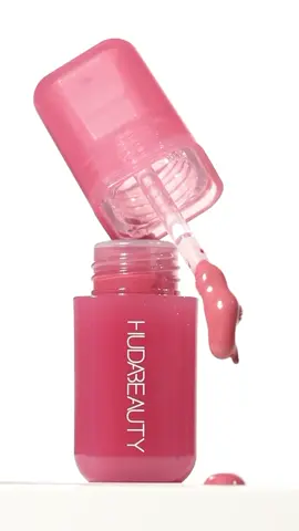 Dewy cheeks con el icónico Blush Filter de Huda Beauty. 💖 Una fórmula con pigmentos suaves y microperlas que añaden glow hidratante a tus mejillas.✨ Disponibles en sephora.com.mx, la app 📲 y tiendas físicas 🛍️