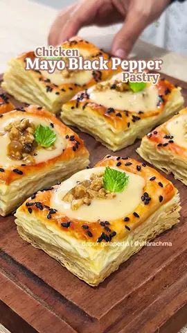Savoury pastry ala bakery atau cafe yang kalau beli terus lumayan banget, setelah coba buat di rumah ternyata praktis dan sat set banget. Salah satu rahasianya adalah menggunakan stir fry sauce dari @@Pronas Indonesia yang bisa membantu kamu masak ala resto cukup 3 menit aja. Ga perlu tambahan bumbu lainnya karena rasanya udah pas. Apalagi sudah aman dan halal wah pokoknya jadi favorit keluarga. Untuk dagingnya sendiri bisa diganti dengan daging cincang atau sumber protein lainnya sesuai selera. Yang mau stok di rumah juga bisa beli di minimarket/ supermarket terdekat atau secara online di e-commerce. Chicken Mayo Black Pepper Pastry (9-12 pcs pastry ukuran sedang) Bahan pastry: 2-3 lembar puff pastry 1 kuning telur Wijen hitam secukupnya (optional) Bahan isian: 1 sdm mentega/margarin 1/2 bawang bombay 350 g ayam giling/ cincang 150 g Pronas Black Pepper Sauce #MasakAlaRestoCukup3Menit #LezatnyadariMasakeMasa #pastry #puffpastry #cemilan #cemilangurih #resep #resepkue #resepmudah #idejualan #viral #fyp #Foodie #foodtiktok 