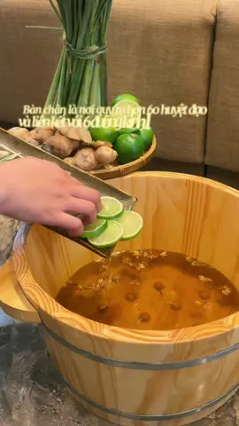 Tại sao ở Sen, khách luôn được ngâm chân trước khi trị liệu? Vì với chúng mình, ngâm chân không phải là khuyến mãi mà là nghi thức bắt đầu cho sự thư giãn. Là cách để làm ấm cơ thể và khai thông khí huyết đánh thức các đường kinh lạc. Một chậu nước thảo dược, vài phút thả lỏng. Nhỏ thôi, nhưng là tâm ý🧡 #Daotaongheduongsinhdongytpvinh #Daygoidauduongsinhtrunghoatpvinh #Goidauduongsinhtpvinh #Massaagebodytpvinh #Massagecovaigaytpvinh #Trilieucovaigaytpvinh #Chamsocsalaynhanmuntpvinh #Giachoidaothaidoctotpvinh #Caogiomatngoctpvinh #Thaidocvungdau 🏡 Số 14 Hải Thượng Lãn Ông, Phường Hà Huy Tập, TP Vinh ☎️ 0967072960