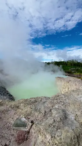 Merasa di dunia lain di Kawah Sikidang Dieng – uap panas, tanah vulkanik, dan pemandangan yang unik Gabungkan keajaiban Dieng dengan keindahan Jogja dalam satu paket liburan seru Pesan sekarang dan rasakan sensasi serunya langsung! 🔥”SEWA MOBIL + DRIVER JOGJA ➡️PAKET WISATA JOGJA ➡️GROUP & FAMILY TRIP ➡️SOLO TRIP ➡️PRIVATE TRIP #sewamobiljogja #wisatajogja #paketwisatajogja #tourwisatajogja #tripwisatajogja  #kawahsikidangdieng 