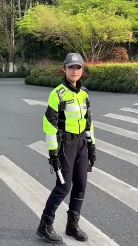 兔子警官对相机品牌挺了解的 #李語蔚 #杭州 #交警 #杭州女交警 #杭州交警 #交警正能量 #李语蔚🇨🇳 