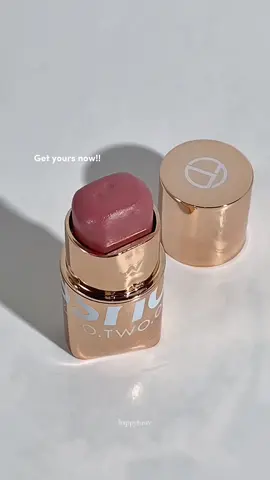 Cream blush @otwoo.id 01 Youthful aslii cakep bgt warnanya. Easy to bland & super pigmented!! Wajib coba sih💗  #creamblush #blushon #blushstick #otwoo #blush #makeup #paydaysale 