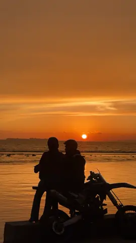 Aku kamu + senja 🥹 @Bby~  #crf #supermoto #viral #sumbartiktok #crf150supermoto #herex #surek 