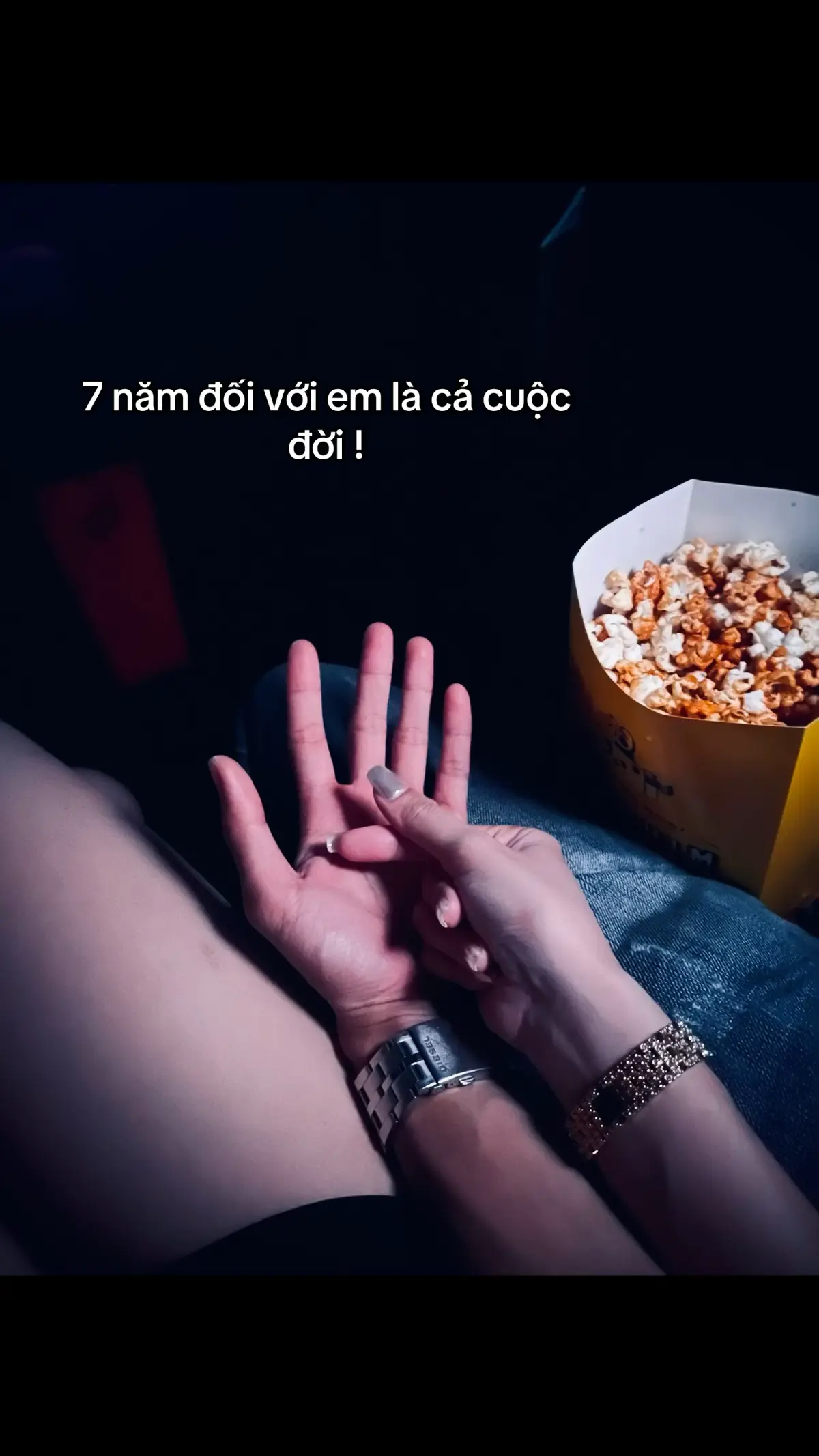 Đi cùng nhau 5 năm, hay 10 năm đi chăng nữa thì đó cũng chỉ là một con số mà thôi. Còn có bền dài tiếp hay không là do lòng dạ mỗi con người. Người thực sự muốn đi tiếp cùng bạn sẽ biết cách cân băng tất cả những điều xung quanh. Gia đình, bạn bè, sự nghiệp, vốn chẳng phải là lý do để một người thay lòng đối dạ. Tệ bạc nhất chính là phũ phàng từ bỏ người đi cùng mình qua bao thăng trầm bão giông. Người đáng để bạn nương tựa cả đời, có thể không quá giàu có, không quá tài giỏi, nhưng nhất định phải đặt bạn ở vị trí mà dẫu năm tháng qua đi, cũng không có ai hay có cách gì làm lung lay được.#stt_buồn_tâm_trạng #viralvideo #xuhuongtiktok #buồn 