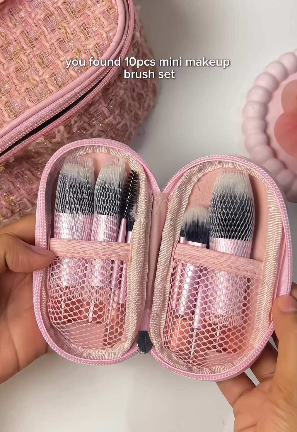 mini makeup brush set that fits in your pouch! 💕💫 | alwys bring this w me ⟡ #minibrush #makeupbrushes #brush #makeupbrushset #brushset #makeupbrush #makeup #pink #fyp #trending #viral 