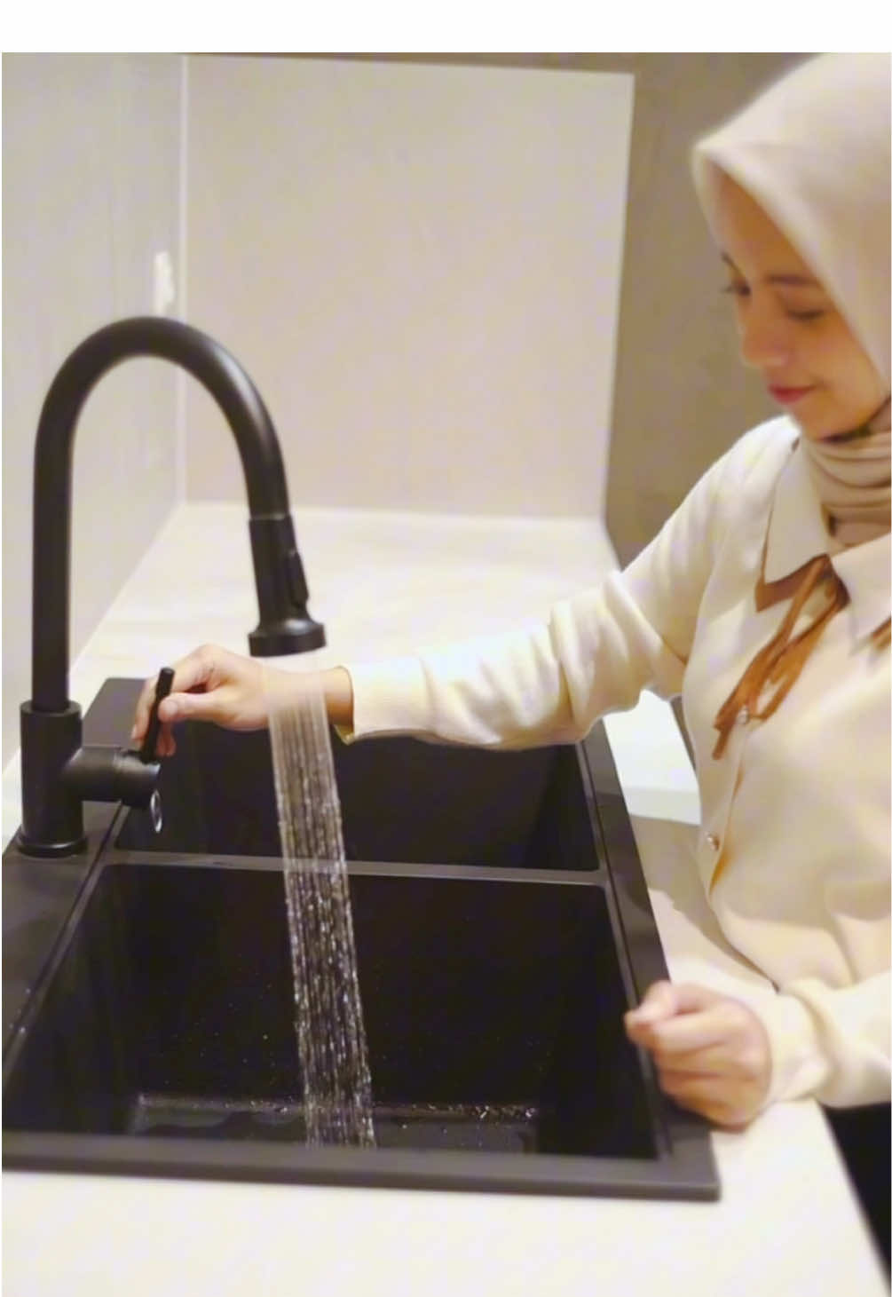 “Bangun Rumah” udah masuk ke area Kitchen nih, nah salah satau whistlist aku pengen banget punya Kitchen Sink dari @PALOMA Official , materialnya dari Progranite yang  udah dijamin kualitasnya, desainnya yang elegant bikin kitchen aku lebih estetik, dann aku juga suka banget karena bagian Siphonic Bottle Trapnya ini 100% anti bau dan serangga loh. Aku rekomenin banget kalian buat pakai kitchen sink dari Paloma. Yuk klik yellow cartnya yah✨ #homedecor #kitchen #kitchensink #kitchenaesthetic #paloma #palomahardware 
