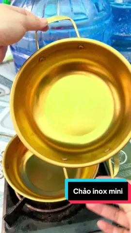 Săn chảo chưa mấy bà ? Chảo mạ màu vàng vừa sang lại còn dày dặn . Mà giá thì rẻ ngại gì nữa mấy bà ơi #menhi95 #tiepthilienket #chaomini 