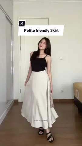 jatuh cinta banget sama rok ini!!😭🤍 tinggi 153cm pas pake yang midi length✨