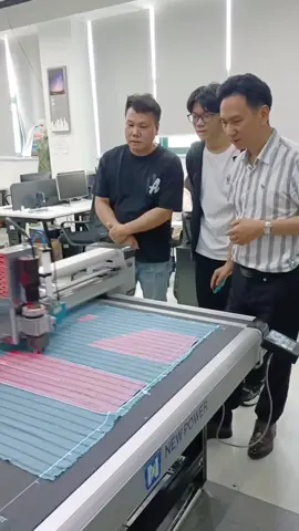 𝙏𝙝𝙞𝙨 𝙧𝙞𝙜𝙝𝙩 𝙝𝙚𝙧𝙚 𝙞𝙨 𝙬𝙝𝙖𝙩 𝙩𝙝𝙚 𝙛𝙪𝙩𝙪𝙧𝙚 𝙤𝙛 𝙛𝙖𝙗𝙧𝙞𝙘 𝙘𝙪𝙩𝙩𝙞𝙣𝙜 𝙡𝙤𝙤𝙠𝙨 𝙡𝙞𝙠𝙚 👇🏽 𝙄𝙩’𝙨 𝙘𝙖𝙡𝙡𝙚𝙙 𝙖 𝘾𝙉𝘾 𝙇𝙖𝙨𝙚𝙧 𝘾𝙪𝙩𝙩𝙞𝙣𝙜 𝙈𝙖𝙘𝙝𝙞𝙣𝙚, 𝙖𝙣𝙙 𝙞𝙩 𝙪𝙨𝙚𝙨 𝙖 𝙥𝙤𝙬𝙚𝙧𝙛𝙪𝙡 𝙡𝙖𝙨𝙚𝙧 𝙗𝙚𝙖𝙢 𝙩𝙤 𝙘𝙪𝙩 𝙛𝙖𝙗𝙧𝙞𝙘 𝙬𝙞𝙩𝙝𝙤𝙪𝙩 𝙚𝙫𝙚𝙧 𝙩𝙤𝙪𝙘𝙝𝙞𝙣𝙜 𝙞𝙩 — 𝙘𝙡𝙚𝙖𝙣, 𝙛𝙖𝙨𝙩, 𝙖𝙣𝙙 𝙞𝙣𝙘𝙧𝙚𝙙𝙞𝙗𝙡𝙮 𝙥𝙧𝙚𝙘𝙞𝙨𝙚. 🔹 𝙏𝙝𝙚 𝙥𝙧𝙤𝙘𝙚𝙨𝙨 𝙨𝙩𝙖𝙧𝙩𝙨 𝙬𝙞𝙩𝙝 𝙖 𝙙𝙞𝙜𝙞𝙩𝙖𝙡 𝙥𝙖𝙩𝙩𝙚𝙧𝙣 (𝙮𝙚𝙨 — 𝙢𝙖𝙙𝙚 𝙬𝙞𝙩𝙝 𝘾𝘼𝘿 𝙨𝙤𝙛𝙩𝙬𝙖𝙧𝙚!) 🔹 𝙏𝙝𝙚 𝙛𝙖𝙗𝙧𝙞𝙘 𝙞𝙨 𝙡𝙖𝙞𝙙 𝙛𝙡𝙖𝙩, 𝙖𝙣𝙙 𝙩𝙝𝙚 𝙡𝙖𝙨𝙚𝙧 𝙛𝙤𝙡𝙡𝙤𝙬𝙨 𝙩𝙝𝙚 𝙙𝙚𝙨𝙞𝙜𝙣 𝙥𝙚𝙧𝙛𝙚𝙘𝙩𝙡𝙮 🔹 𝙉𝙤 𝙨𝙘𝙞𝙨𝙨𝙤𝙧𝙨, 𝙣𝙤 𝙘𝙝𝙖𝙡𝙠 — 𝙟𝙪𝙨𝙩 𝙩𝙚𝙘𝙝 𝙙𝙤𝙞𝙣𝙜 𝙩𝙝𝙚 𝙝𝙚𝙖𝙫𝙮 𝙡𝙞𝙛𝙩𝙞𝙣𝙜 🧠 𝙀𝙫𝙚𝙣 𝙩𝙝𝙤𝙪𝙜𝙝 𝙄 𝙙𝙤𝙣’𝙩 𝙤𝙬𝙣 𝙩𝙝𝙞𝙨 𝙢𝙖𝙘𝙝𝙞𝙣𝙚 (𝙮𝙚𝙩 😉), 𝙄 𝙡𝙤𝙫𝙚 𝙨𝙝𝙤𝙬𝙞𝙣𝙜 𝙢𝙮 𝙨𝙩𝙪𝙙𝙚𝙣𝙩𝙨 𝙬𝙝𝙖𝙩’𝙨 𝙥𝙤𝙨𝙨𝙞𝙗𝙡𝙚 𝙬𝙝𝙚𝙣 𝙮𝙤𝙪 𝙘𝙤𝙢𝙗𝙞𝙣𝙚 𝘿𝙞𝙜𝙞𝙩𝙖𝙡 𝙥𝙖𝙩𝙩𝙚𝙧𝙣 𝙨𝙠𝙞𝙡𝙡𝙨 𝙬𝙞𝙩𝙝 𝙖𝙙𝙫𝙖𝙣𝙘𝙚𝙙 𝙩𝙚𝙘𝙝𝙣𝙤𝙡𝙤𝙜𝙮. 𝙏𝙝𝙞𝙨 𝙞𝙨 𝙚𝙭𝙖𝙘𝙩𝙡𝙮 𝙬𝙝𝙮 𝙄 𝙚𝙢𝙥𝙝𝙖𝙨𝙞𝙯𝙚 𝙙𝙞𝙜𝙞𝙩𝙖𝙡 𝙛𝙖𝙨𝙝𝙞𝙤𝙣 𝙚𝙙𝙪𝙘𝙖𝙩𝙞𝙤𝙣 — 𝙗𝙚𝙘𝙖𝙪𝙨𝙚 𝙩𝙝𝙞𝙨 𝙞𝙨 𝙬𝙝𝙚𝙧𝙚 𝙩𝙝𝙚 𝙞𝙣𝙙𝙪𝙨𝙩𝙧𝙮 𝙞𝙨 𝙜𝙤𝙞𝙣𝙜. 𝙒𝙝𝙚𝙣 𝙮𝙤𝙪 𝙡𝙚𝙖𝙧𝙣 𝘿𝙞𝙜𝙞𝙩𝙖𝙡 𝙥𝙖𝙩𝙩𝙚𝙧𝙣 𝙢𝙖𝙠𝙞𝙣𝙜 𝙖𝙣𝙙 𝙥𝙧𝙤𝙟𝙚𝙘𝙩𝙤𝙧 𝙘𝙪𝙩𝙩𝙞𝙣𝙜, 𝙮𝙤𝙪’𝙧𝙚 𝙥𝙧𝙚𝙥𝙖𝙧𝙞𝙣𝙜 𝙛𝙤𝙧 𝙢𝙖𝙘𝙝𝙞𝙣𝙚𝙨 𝙡𝙞𝙠𝙚 𝙩𝙝𝙞𝙨, 𝙖𝙣𝙙 𝙛𝙤𝙧 𝙖 𝙛𝙪𝙩𝙪𝙧𝙚 𝙤𝙛 𝙨𝙢𝙖𝙧𝙩𝙚𝙧, 𝙛𝙖𝙨𝙩𝙚𝙧 𝙥𝙧𝙤𝙙𝙪𝙘𝙩𝙞𝙤𝙣. 𝙒𝙤𝙪𝙡𝙙 𝙮𝙤𝙪 𝙡𝙤𝙫𝙚 𝙩𝙤 𝙡𝙚𝙖𝙧𝙣 𝙝𝙤𝙬 𝙩𝙤 𝙘𝙧𝙚𝙖𝙩𝙚 𝙥𝙖𝙩𝙩𝙚𝙧𝙣𝙨 𝙩𝙝𝙖𝙩 𝙘𝙖𝙣 𝙗𝙚 𝙘𝙪𝙩 𝙗𝙮 𝙢𝙖𝙘𝙝𝙞𝙣𝙚𝙨 𝙡𝙞𝙠𝙚 𝙩𝙝𝙞𝙨? ✨ 𝙅𝙤𝙞𝙣 𝙢𝙮 𝘿𝙞𝙜𝙞𝙩𝙖𝙡 𝙋𝙖𝙩𝙩𝙚𝙧𝙣 𝙈𝙖𝙠𝙞𝙣𝙜 𝘾𝙡𝙖𝙨𝙨 𝙩𝙤𝙙𝙖𝙮 — 𝙬𝙚 𝙨𝙩𝙖𝙧𝙩 𝙬𝙞𝙩𝙝 𝙩𝙝𝙚 𝙨𝙠𝙞𝙡𝙡𝙨, 𝙖𝙣𝙙 𝙜𝙧𝙤𝙬 𝙞𝙣𝙩𝙤 𝙩𝙝𝙚 𝙩𝙚𝙘𝙝.  video credit @wenjun \#𝘼𝙨𝙝𝙩𝙖𝙜𝙁𝙖𝙨𝙝𝙞𝙤𝙣𝙏𝙚𝙘𝙝 #𝙇𝙖𝙨𝙚𝙧𝘾𝙪𝙩𝙩𝙞𝙣𝙜𝙄𝙣𝙁𝙖𝙨𝙝𝙞𝙤𝙣 #𝘿𝙞𝙜𝙞𝙩𝙖𝙡𝙋𝙖𝙩𝙩𝙚𝙧𝙣𝙈𝙖𝙠𝙞𝙣𝙜 #𝘾𝙉𝘾𝙘𝙪𝙩𝙩𝙞𝙣𝙜 #𝙁𝙖𝙨𝙝𝙞𝙤𝙣𝙏𝙚𝙘𝙝𝘼𝙛𝙧𝙞𝙘𝙖 #𝙁𝙧𝙤𝙢𝙏𝙖𝙞𝙡𝙤𝙧𝙏𝙤𝙏𝙚𝙘𝙝