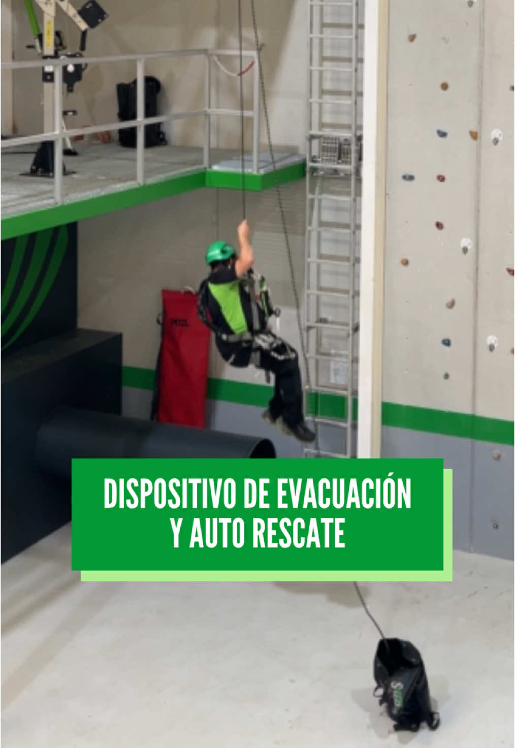 Ignacio nos muestra cómo funciona un dispositivo de auto evacuación en trabajos en altura #prl #prevencion #ingenieria #caida #seguridadlaboral #rescate #formacion #curso 