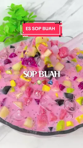 Membalas @Firhan Sumpah ini salah satu es yang paling aku suka, SOP BUAH Bikinnya tinggal cemplang cemplung aja, tapi rasanya bisa se segar ini !! Apalagi kuahnya makin creamy dan gurih jadi gak bikin enteng karena aku pakai @Carnation Indonesia susu evaporasi . Pokoknya kalian wajib coba resepnya Bahan bahan sop buah -semangka -melon -buah naga -alpukat -cincau -natadecoco -biji selasih -skm -sirup cocopandan -1 kaleng carnation susu evaporasi Selamat mencoba #CarnationEvaporasi #LebihCreamyLebihGurih #MadeWithCarnation