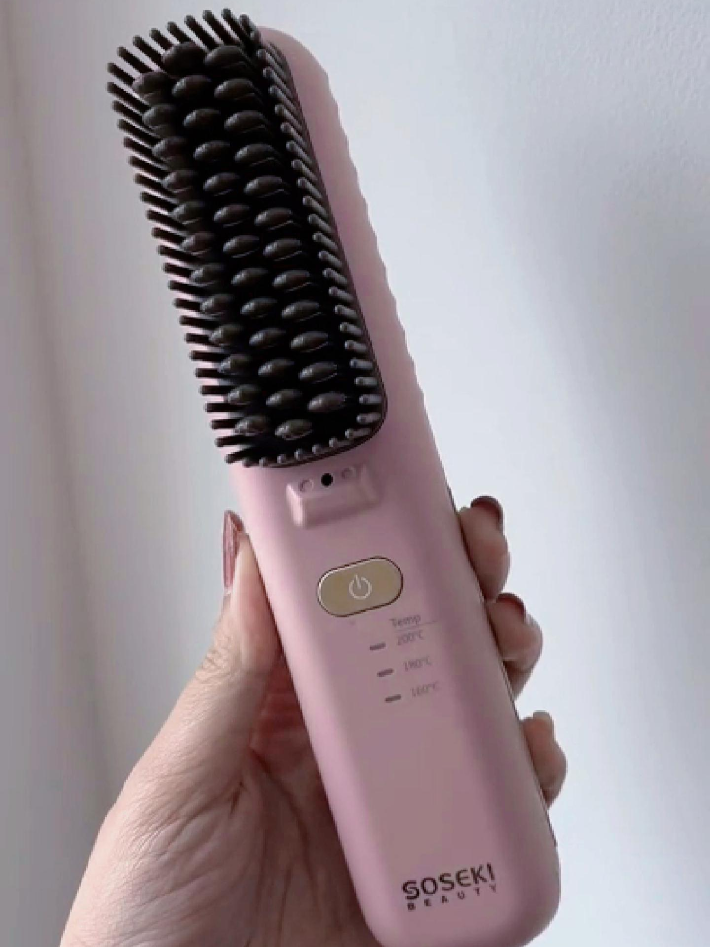 Bunda, styling rambut sekarang makin gampang! 💕 SOSEKI Prota Catokan Sisir, bunda bisa tampil rapi tanpa ribet cukup di rumah aja! Tersedia warna putih & pink Sudah pakai Type-C Bisa dibawa saat traveling Multifungsi bisa catok & sisir sekaligus! @soseki.indonesia Rambut rapi dalam hitungan detik, hemat waktu banget! Cocok buat bunda aktif yang tetap mau tampil kece! #soseki #fyp #catokansisir #catokansisirpelurusrambut