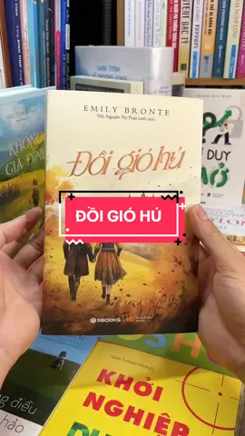 “Đồi Gió Hú” – Bi kịch tình yêu đầy ám ảnh trong lịch sử văn học! Bạn đã từng đọc một cuốn tiểu thuyết khiến trái tim đau nhói, rồi ám ảnh mãi không quên chưa? Nếu chưa, thì “Đồi Gió Hú” của Emily Brontë chính là trải nghiệm bạn không nên bỏ lỡ. Một tình yêu điên cuồng giữa Heathcliff – chàng trai hoang dại, thù hận – và Catherine – cô gái cao ngạo, đầy mâu thuẫn. Tình yêu của họ đẹp, nhưng cũng tàn phá tất cả: gia đình, nhân cách, và cả thế hệ sau. Không chỉ là câu chuyện tình yêu, “Đồi Gió Hú” là bi kịch của giai cấp, định kiến và khao khát được yêu đến tột cùng. Giọng văn dữ dội, không thỏa hiệp – cuốn sách là biểu tượng bất tử của văn học Anh. Nếu bạn yêu thích những chuyện tình mãnh liệt, u tối và đầy chiều sâu, đây là một cuốn tiểu thuyết kinh điển không thể không đọc. Đặt mua ngay hôm nay để sở hữu tác phẩm khiến hàng triệu trái tim rung động suốt hơn 170 năm qua!#tiemsachbinhyen #BookTok #sachhay #sách #reading #doigiohu 