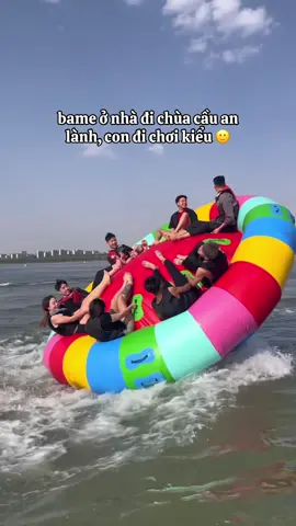 bame ở nhà đi chùa cầu an lành, con đi chơi kiểu 🙂