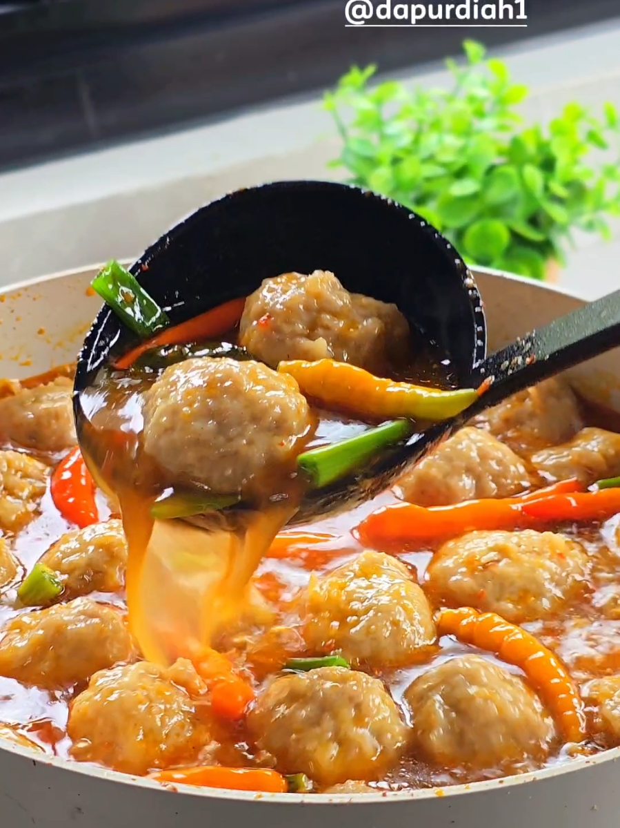 Save & Share ‼️ Kenyal Kress!! Fix kalau punya Daging Kurban cobain deh dibikin ini, pedas gurih mantap enak banget !! Kali ini aku pakai dari @sabita_idn  agar hasil bakso kenyal dan berkualitas. Bakso Kuah Mercon Bahan : ✅️ 500 gr daging sapi ✅️ 1 sdm bawang merah goreng ✅️ 1 sdm bawang putih goreng ✅️ 1 sdm gula  ✅️ 1 sdm garam ✅️ 1 sdt merica  ✅️ 1 sdm kaldu bubuk sapi Sabita ✅️ 1 sdt premiks bakso Sabita ✅️ 1 sdt baking powder ✅️ 140 gr es batu ✅️ 100 gr tepung sagu Sabita Bahan Kuah Mercon : ✅️ 8 bawang putih ✅️ 5 bawang merah ✅️ 20 cabai merah keriting ✅️ 5 cabai rawit ✅️ 3 lbr daun jeruk ✅️ 1.5 L air ✅️ cabai rawit utuh ✅️ 2 sdm kuah bakso Sabita ✅️ garam ( kalau kurang asin ) ✅️ daun bawang ✅️ bawang goreng #DagingKurban #IdeMasakanIdulAdha #SahabatBaksoKita #bakso #baksomercon #idejualan