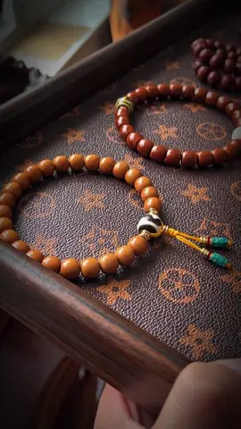 Sandalwood is your wearable purifier.  If you're interested, click the link in my bio to learn more.  #AuraCleansing #SandalwoodEffect #ProtectiveChi #FengShuiBracelet #energy 