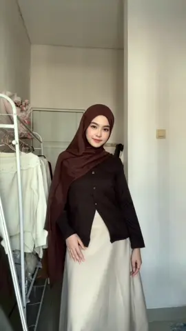 “Clean, chic, classy. Ailee Blazer dari deepny.id – warna Cream & Mahogani ini wajib punya! Fix auto tampil rapi & modis 💼✨ #guncang66 