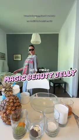 magic beauty jelly but make it your emotional boundaries💘 Ingredienti: 	•	Agar agar: 2 cucchiaini (4g) 	•	Polvere di vaniglia: 1/4 cucchiaino 	•	Mix matcha, curcuma e vitamine: 1 cucchiaino 	•	Collagene in polvere: 1–2 cucchiai 	•	Infuso di cetriolo e menta: 250ml 	•	Latte di cocco: 250ml ⸻ Procedimento: 	1.	Prepara l’infuso: lascia in infusione cetriolo e menta in acqua calda, poi filtra (250ml). 	2.	Attiva l’agar agar: scioglilo nell’infuso e porta a bollore per 2 minuti. 	3.	Unisci gli altri ingredienti: mescola latte di cocco, collagene, mix vitamine, vaniglia. (step 2-3 si possono unire)  	4.	Versa e mescola bene: unisci il tutto, versa in stampi e lascia raffreddare. Poi in frigo per 1–2 ore.