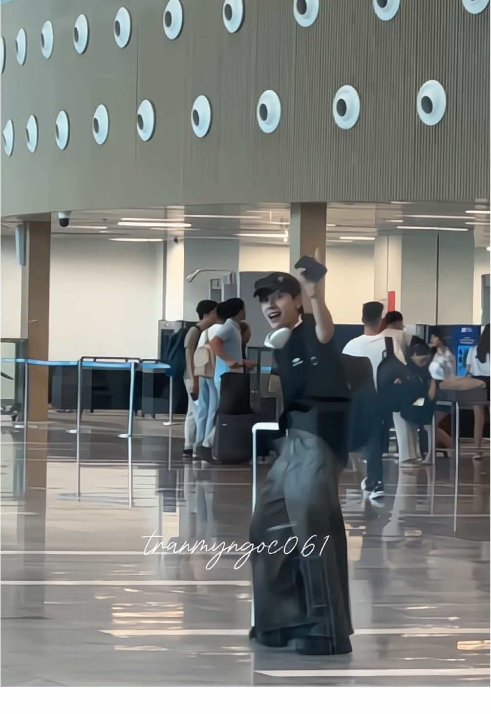 Để clip gốc không edit cho mọi thấy sự cute, dễ thương của Tongtai nha!!  Cách 1 tấm kính chắn mà như tâm linh tương thông làm đúng ý em, mà em yếu nghề quay out màn hình 🤣🤣 #QuangHungMasterD  #SanbayTanSonNhat 