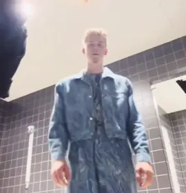 Cette promo c'est n'importe quoi franchement 😂, ah non la scène est hilarante, Merci Lucie pour ce moment incroyable ❤️.... 🎥 Via le Vlog de Lucie Bernardoni sur Tik Tok  👤 @charlesdoreoff @Franck lenar @Ulysse et @Lucie Bernardoni 🫶🏼✨ #CharlesDore #FranckLenar #Ulysse #LucieBernardoni #charlysse #JeParsMaisJeReste #ulyssefou #quatuor #StarAcademy #StarAc #StarAcTour #StarAcTour2025 #loge #bruxelles #nimportequoi #drole #drolemoment #amusement #vlogtiktok #Vlog #prt #foryou #favs #fyp #tik_tok 