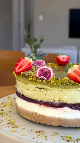 Torta digna de confeitaria chique em casa! 😮‍💨 Hoje eu te vou mostrar como é fácil fazer uma: 🍰Torta de pistache com chocolate branco e framboesa! Que tal?! 🤤🤤 Não precisa de batedeira, não vai ao forno e nem leva gelatina, basta misturar todos os ingredientes 😍 Ingredientes (forma de 16cm): Base de biscoito: -150g de biscoito maisena -75g de manteiga derretida Recheio: -400g de cream cheese -300g de chocolate branco derretido -200ml de chantilly gelado batido -2 colheres de sopa de pasta concentrada de pistache (usar na metade do recheio) -150g de geleia de framboesa Cobertura: -1 colher de sopa de pasta concentrada de pistache -100g de chocolate branco derretido -Pistache triturado, morango e franui à gosto para decorar Trabalho de @Luíza e Lucas O Casal de BH 