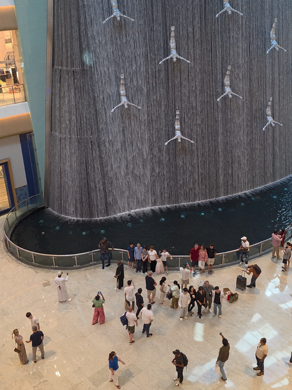 Water Falls The Dubai Mall 8K Ultra HD #dubai #burjkhalifa #thedubaimall #emaar #downtowndubai #ashrafkathia #dubai4k #dorbycruise #sharukhkhan 