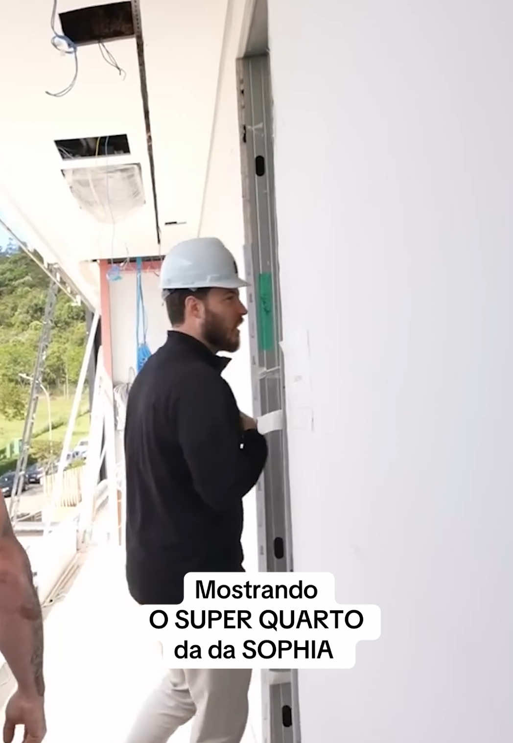Mostrando o quarto da SOPHIA para o Cariani e o Júlio! Será que eles curtiram? #ThiagoNigro #PrimoRico #Cariani #RenatoCariani #Reforma #Reforma #DiarioDeObra #Investimento #Quarto #Sophia 