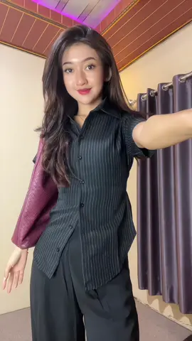 Kemeja fitted strip✨ buat outfit ngampuss cakep jugaaa #OOTD #outfitsimple #outfit #inspooutfit 