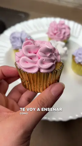 Este es uno de los trucos para decorar cupcakes, súper rápidos y bonito, usando las boquillas que compré por @Temu  Toque el enlace en la biografía o use el código [frc462883] en la aplicación Temu para desbloquear un paquete de cupones $100 y obtener descuentos adicionales. (Solo para nuevos usuarios de la aplicación con pedidos elegibles. Se aplican los términos y condiciones). 🎁 #temu #temufinds #shoptemu #smallappliances #homegadgets