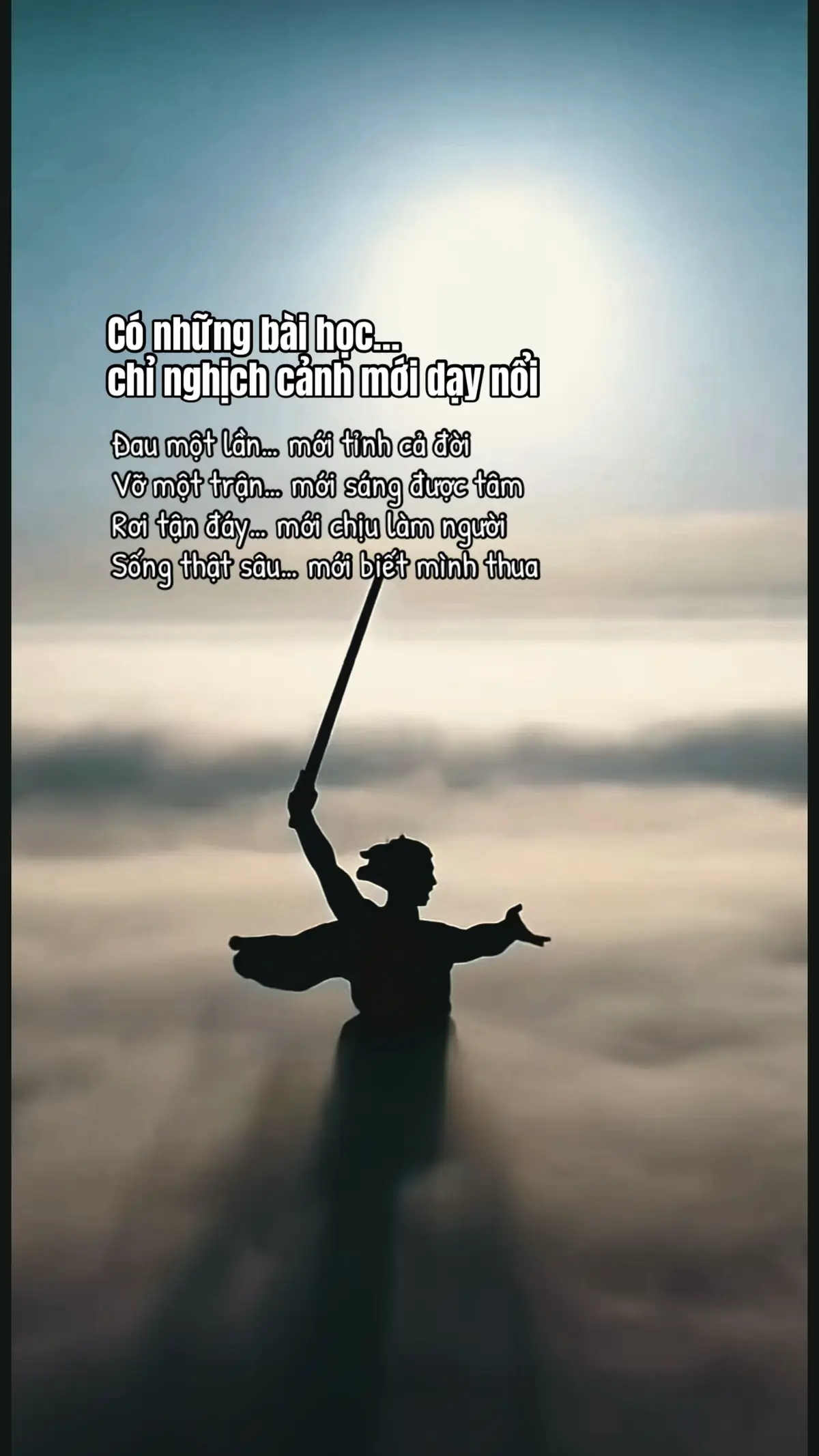 Có những đạo lý, nghe thì hiểu, nhưng không làm. Có những bài học, thấy người khác trả giá vẫn mặc kệ, đến khi chính mình mất sạch, mới chịu lắng nghe. Nghịch cảnh là người thầy không dạy bằng lời, mà dùng dao rạch thẳng vào kiêu ngạo của ta. Lúc thuận lợi – ta học cách bay lên. Lúc bầm dập – ta học cách đứng dậy. Lúc mất tất cả – mới học được cách nắm giữ đúng. Lúc bị phản bội – mới hiểu lòng người là một trận đồ. Cổ nhân gọi đó là: 「Thiên giáng đại nhiệm, tất lao kỳ tâm chí」 (Trời muốn giao phó đại sự, ắt khiến lòng dạ trước phải chịu lao khổ)