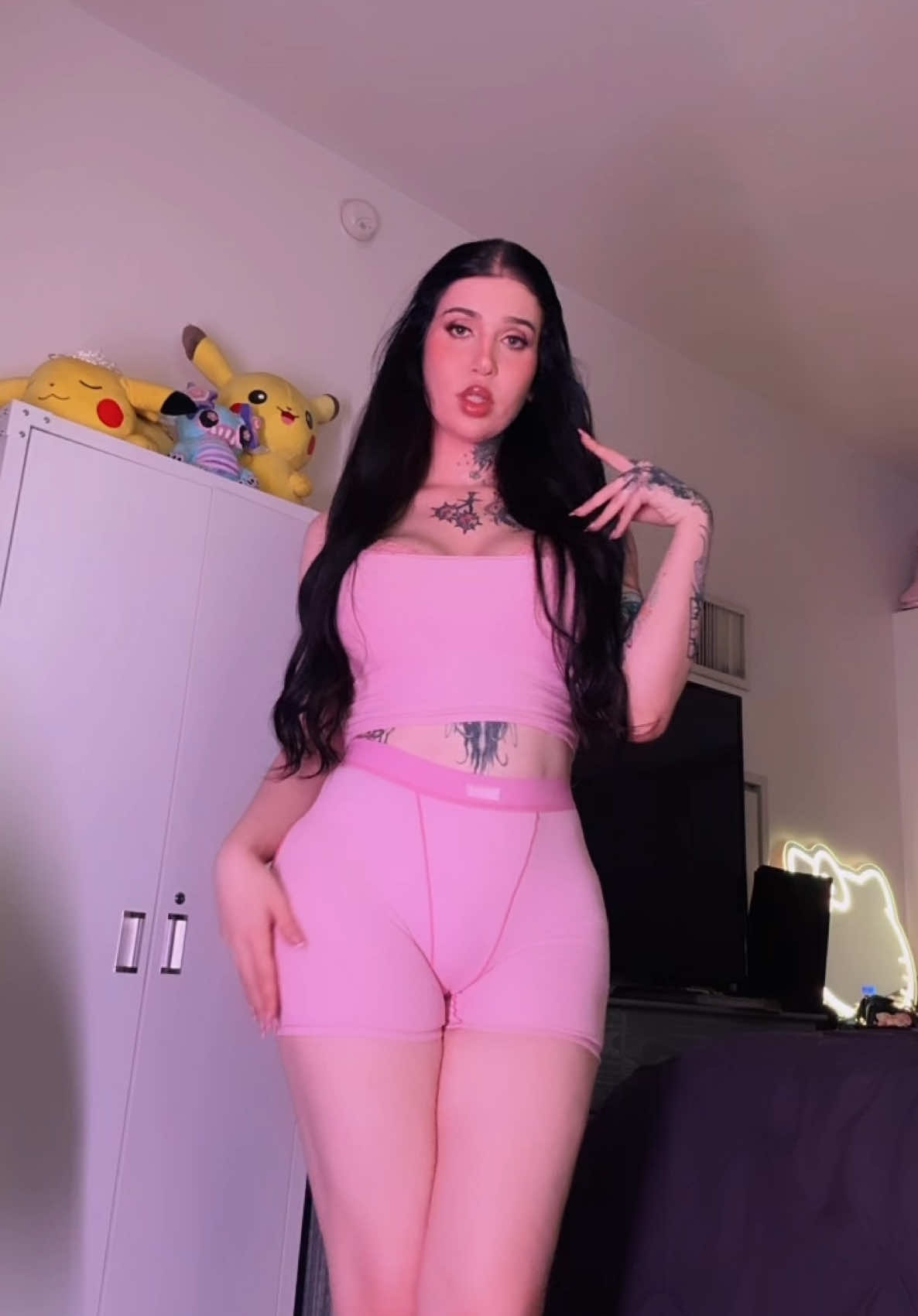 U think I’m cute? 💗🖤✨