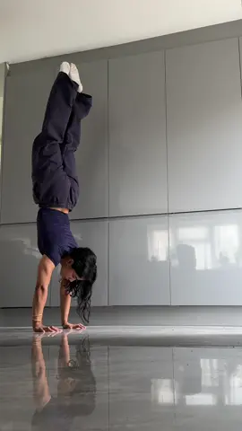 handstands are starting to look cleaner😮‍💨bottoms from @Gymshark code: RAAHAVY10 to save 💸 ad #handstand #mobility #calisthenics #bodyweight #Fitness #gym #tamil #fyp 