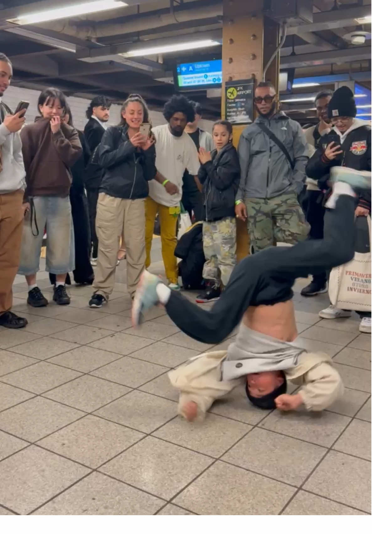 It got better as it went on 🔥 Can we get them some cardboard tho?! #subwaycreatures (@TROPIX) #iloveny #subway #breakdancer 