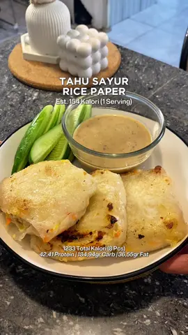 Ganti gorengan sama ini aja deh sekarang 😋🫵🏻 gegara stok rice paper masih banyak dan dari pada expired, kepikiran cuma bikin ini. Asli sih ini rasanya enak parah..ga usah pake saus aja udah nikmat bgt coy! Kalian wajib cobain sendiri biar gak penasaran 🤤 Bahan-bahan : 16 lembar Rice Paper 5 buah Tahu Uk. Sedang 2 butir Telur Ayam 100gr Wortel 100gr Kol Kubis 1 sdm Minyak Kelapa 1 sdm Saus Tiram 1 sdt Kaldu Jamur 1/2 sdt Lada Bubuk Cara Membuat : 1. Persiapkan semua bahan, bejek-bejek tahu sampai halus lalu campurkan dengan irisan wortel, kubus dan telur. 2. Beri bumbu dan diaduk merata, masukkan ke dalam rice paper lalu lipat. Lakukan ulang menjadi 2 lembar rice paper. 3. Panggang dengan sedikit minyak atau bisa di air fry. #tahusayur #gorengansehat #menudiet #rendahkalori #tinggiprotein #cemilansehat #resepmasakan #kuliner 